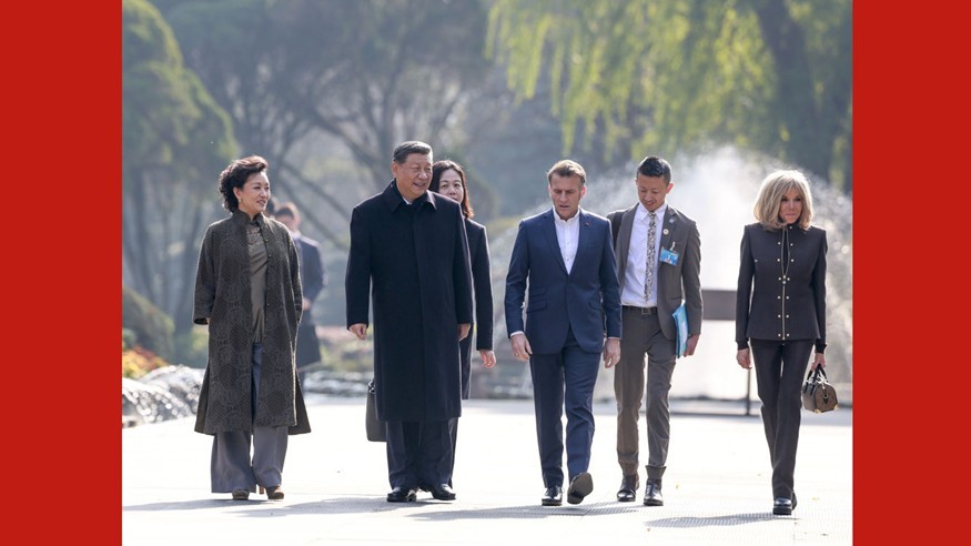 习近平同法国总统在成都进行友好交流